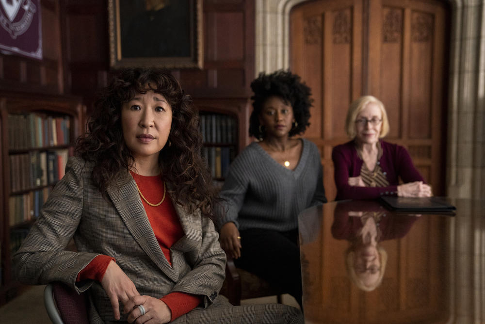 critique ; avis ; reviews ; The chair ; sandra oh ; THE CHAIR (L to R) SANDRA OH as JI-YOON, NANA MENSAH as YAZ, and HOLLAND TAYLOR as JOAN in episode 106 of THE CHAIR Cr. ELIZA MORSE/NETFLIX 2021